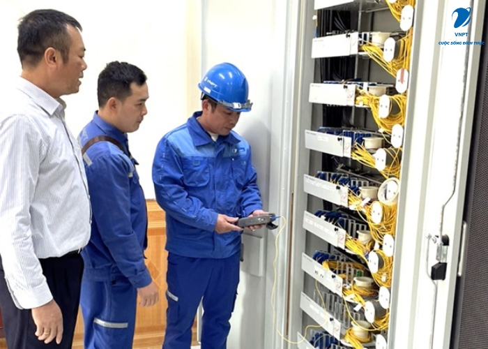lap mang vnpt tai huong thuy (2) lap mang vnpt tai huong thuy (2)